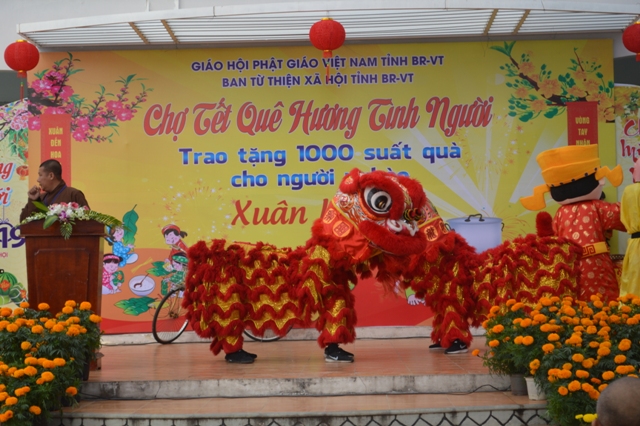 Chợ Tết quê hương tình người